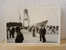 Gru nel porto ( Genova?) con navi e persone anni '40 '50