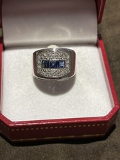 ANELLO IN ORO BIANCO 18 KT. TIT. 750 CON ZAFFIRI E BRILLANTI.