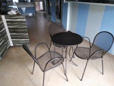 30 Sedie e 9 tavoli in ferro 