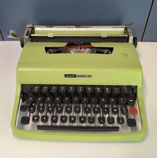 Macchina da scrivere Olivetti Lettera 32 verde con custodia
