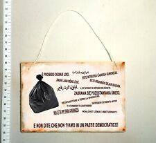 cartello abbandonare rifiuti spazzatura cinese arabo rumeno napoletano albanese