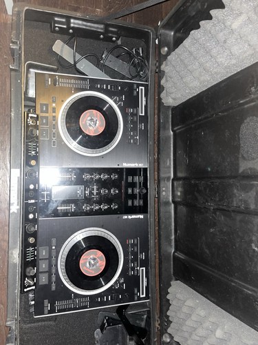 Numark turntable - v7, dj