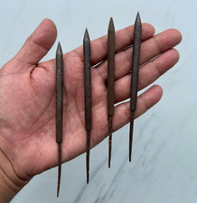 Strumento da caccia da guerra vintage fatto a mano con punta di freccia in ferro