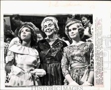 1960 Press Photo Daughters and mother of Richard Nixon watch Chicago convention