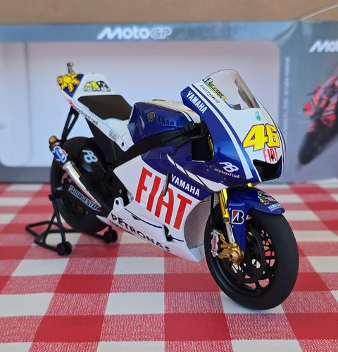 Valentino rossi yamaha - valentino,