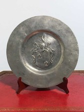 Piatto antico in peltro sbalzato con stemma araldico