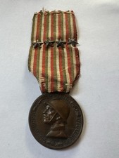 MEDAGLIA COMMEMORATIVA DELLA GUERRA ITALO-AUSTRIACA 1915-1918 CON 4 STELLETTE