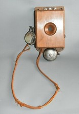 Antico vecchio telefono da