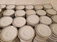 Piattini rotondi bianchi con bordo marrone