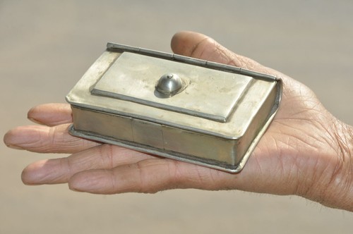Vecchio ottone fatto mano - vecchio,
