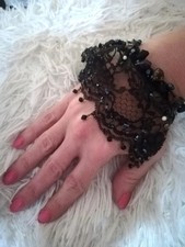 Bracciale in pizzo nero fatto