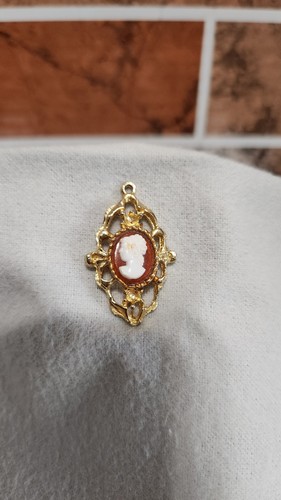 Ciondolo cammeo tono oro