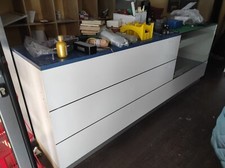 bancone 2,9*1*60cm con una vetrina e cassetto scorrevole colore bianco e blu