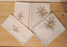 4 ASCIUGAMANI/SALVIETTE tessuto avorio morbido, ricamo floreale, rifiniti a mano