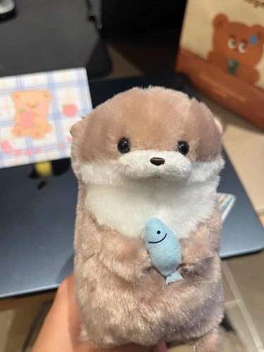 Carino abbraccio lontra pesce