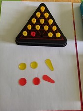 2 giochi da tavolo: rompicapo triangolo solitario e gioco delle pulci  come da f