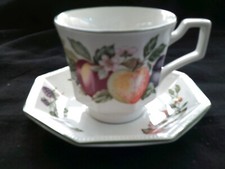 Tazza e piattino di frutta