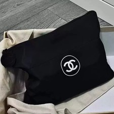 Chanel Beauty Gift nero puffy