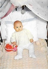 Bimbo nel lettino con gioco rosso. Non viaggiata