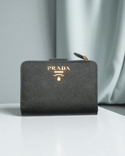 Portafoglio Prada in pelle saffiano nera con logo dorato