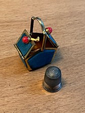 Dedal de metal en cesta de costura miniatura/ Thimble in miniature sewing bakset