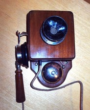Antico telefono interno in legno