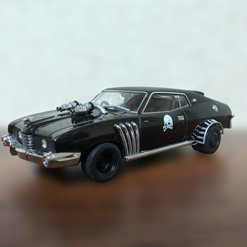 Mad max road warrior - max, 2