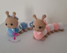 Bruco con nome all'uncinetto