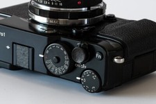 NANIGASHI Pulsante di rilascio otturatore in ottone S finitura nera martellata Made in Japan