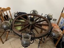 Lampadario rustico vintage in legno e ferro battuto ruota di carro