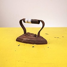 vecchio ferro da stiro in ghisa