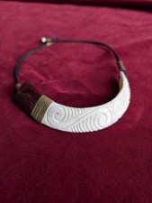 Collana girocollo tribale Zanna Di Cinghiale e legno