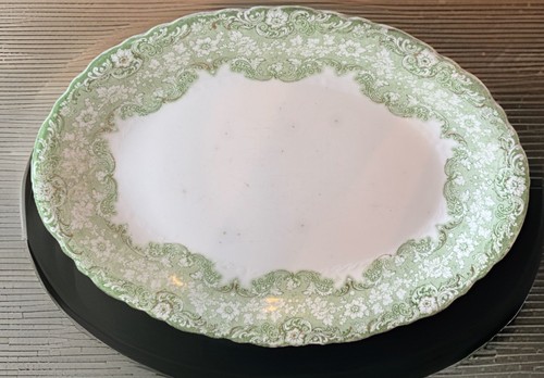 Antico piatto ovale verde