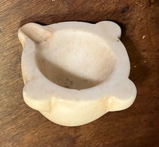 Antico mortaio in marmo bianco