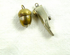 COPPIA DI ANTICHI CHARMS IN METALLO PENDENTI CIONDOLI BRACCIALE