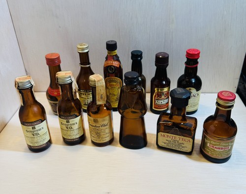 Lot miniature liquor - of, 12