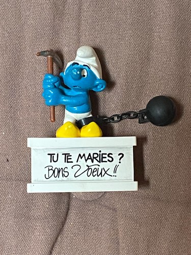 Schtroumpf bagnard sur - , socle