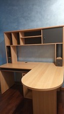 Scrivania Angolare, Tavolo in Legno con mensole, con armadietti e 2 ripiani