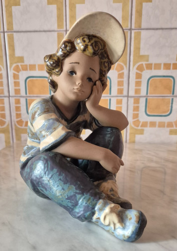 Statua porcellana raffigurate