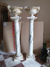 due antiche colonne in marmo con vasi