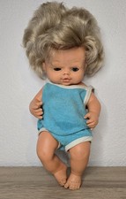 Simpatica bambola di plastica