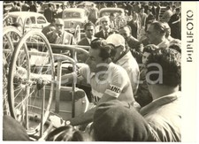 1954 NAPOLI GIRO DELLA CAMPANIA Fausto COPPI prepara la bicicletta *Foto