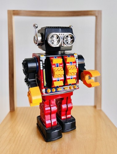 Robot giocattolo latta