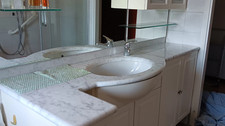 Arredamento bagno, specchio, piano lavabo in marmo Carrara,armadietto in vetro 