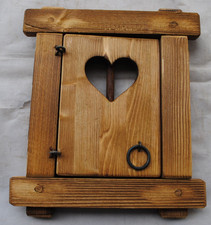 Finestra in legno con grata in