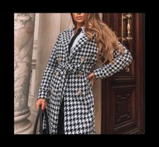 Elegante capotto sofisticato a quadri bianchi e neri