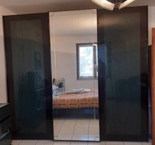 Armadio alto, 250cmx65cmx275cm, tre porte scorrevoli, colore verde e nero