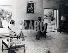 Foto vintage Cavalli,  Ray Ely con un pony in casa, Stampa 20 x 25 cm