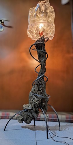 Lampada costruita con ceppo