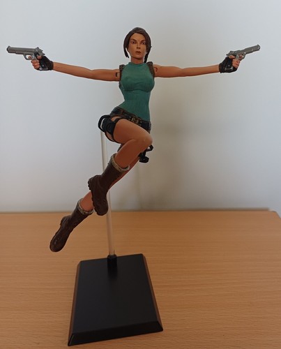 Figura neca lara - -, tomb